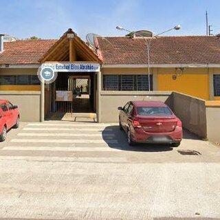 Fachada do Colégio Estadual Elias Abrahão, com paredes amarelas e entrada coberta